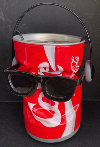 26148-1 € 10,00 coa cola dansend blikje COKE zwarte bril en koptelefoon.jpeg